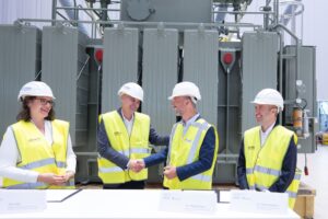 TenneT und Siemens Energy haben im Siemens Transformatorenwerk in Nürnberg eine Vereinbarung zur Reduzierung ihres CO2-Fußabdrucks unterzeichnet: V.l.n.r. Carina Brehm (Vice President Strategy Grid Technologies von Siemens Energy), Tim Holt ( Mitglied des Vorstands und Executive Vice President Grid Technologies von Siemens Energy), Tim Meyerjürgens (Mitglied des Vorstands und COO von TenneT) und Florian Dotzler (Head Supply Chain Management von TenneT); (Bild: TenneT GmbH & Co. KG)