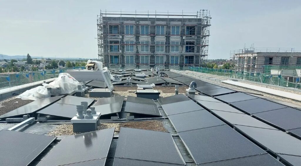 Blick auf die Bauphase der PV-Anlage des ersten Bauabschnitts im Neubauquartier „Schwetzinger Höfe“ (Bild: EnBW Energie Baden-Württemberg AG)