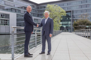 Maik Render, Vorstandssprecher der N-ERGIE (links) und Dr. Jürgen Voß, Finanzvorstand der NÜRNBERGER Versicherung stellen das Projekt, eine Photovoltaik-Anlage auf den Nebengebäuden des Business-Towers in der Ostendstraße, vor. Bild: N-ERGIE AG