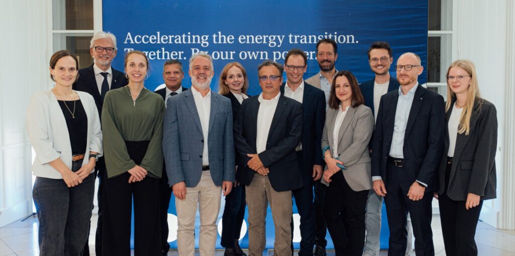 Zusammenarbeit über Ländergrenzen hinweg. Vertreter*innen der am ENERGY LAUNCHPAD beteiligten Unternehmen und Institutionen in Wien. (Bild: EnBW) V.l.n.r.: Annina von Mentlen Head Outreach & Education, Energy Science Center, ETH Zurich, Michael Strugl CEO VERBUND, Lisa Kratochwill Startup Engagement Managerin VERBUND, Jens Schneider Rektor TU Wien, Christian Schaffner Executive Director, Energy Science Center, ETH Zürich, Ruth Happersberger Geschäftsleitung Energie 360° AG, Christian Hoffmann Senior Advisor Innovation & Beteiligungsmanagement TU Wien, Franz Zöchbauer Managing Director VERBUND Ventures GmbH, Lars Eiermann CSO & CBDO TUM Venture Labs, Sylvia Stojilkovic Managing Partner Cleantech & Energy International UnternehmerTUM, Robin Knapp Executive and Strategy Assistant Enpulse/EnBW, Rene Hofmann Head of Institute of Energy Systems and Thermodynamics TU Wien, Josefine Gruber Innovation Inhouse Consultant VERBUND
