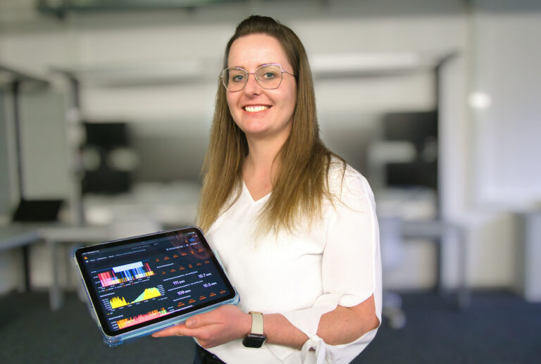 Die Mathematikerin Steffi Naumann zeigt ein simulationsgestütztes digitales Abbild von Transformationspfaden. (Bild: Martin Käßler, Das Institutsteil Angewandte Systemtechnik AST des Fraunhofer IOSB, IOSB-AST)