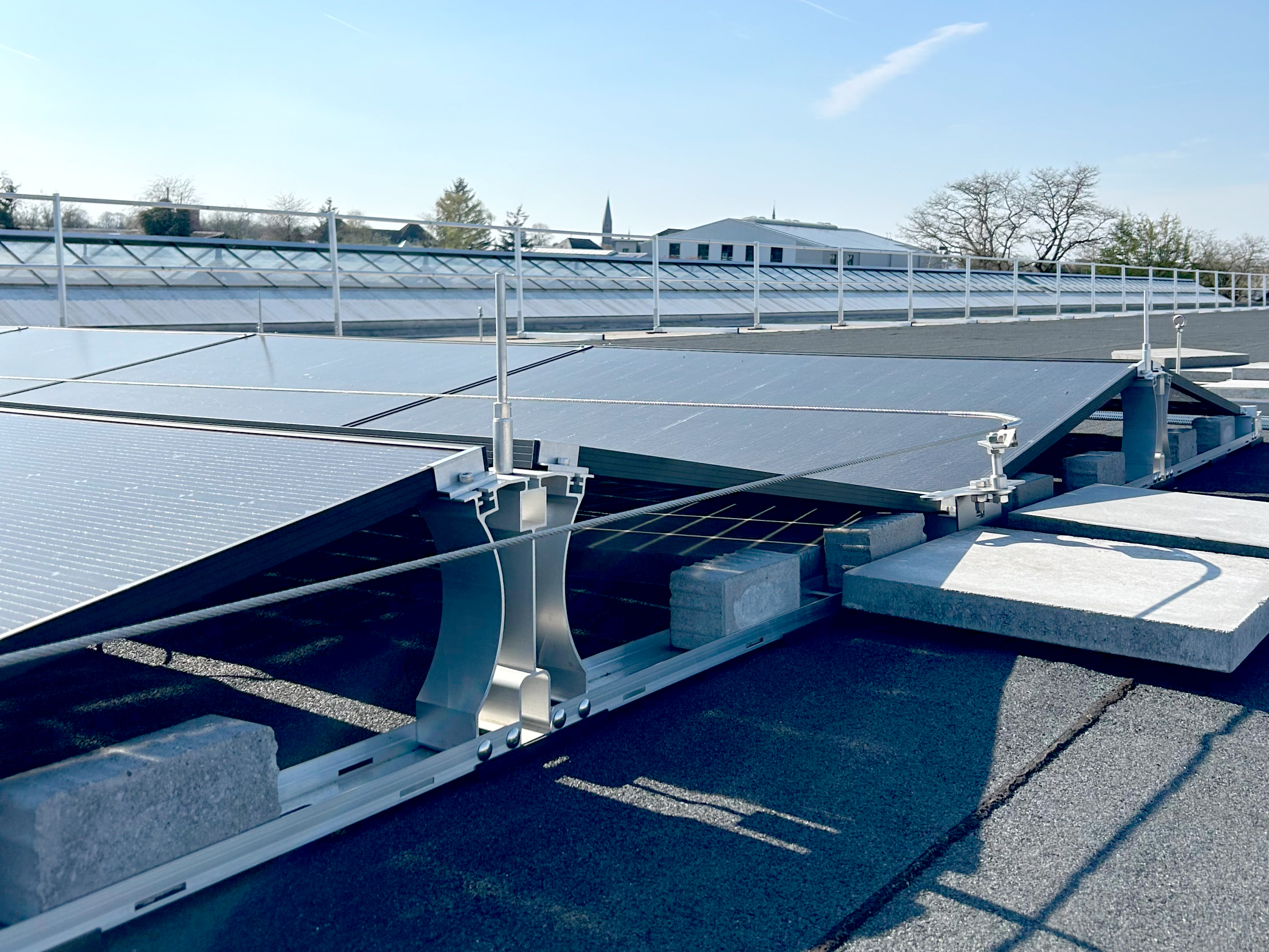 ABS Base Weight kombiniert ein robustes, langlebiges Montagegestell für PV-Module mit Absturzsicherung und integrierbarem Blitzschutz auf Flachdächern. (Bild: DEHN)