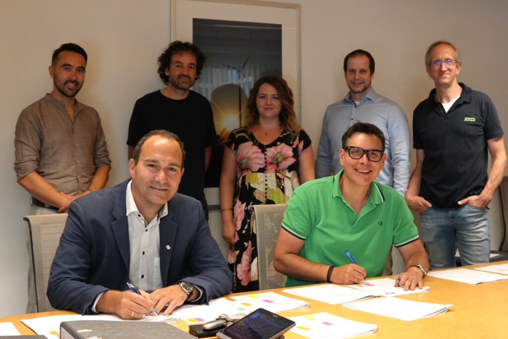 BU: Frederik Faißt (rechts vorne), Abteilungsleiter Vermarktung/M&A der JUWI GmbH und Michael Holdenrieder, Vorstand der Stadtwerke AG (links vorne) bei der Vertragsunterzeichnung. (Bild: JUWI)