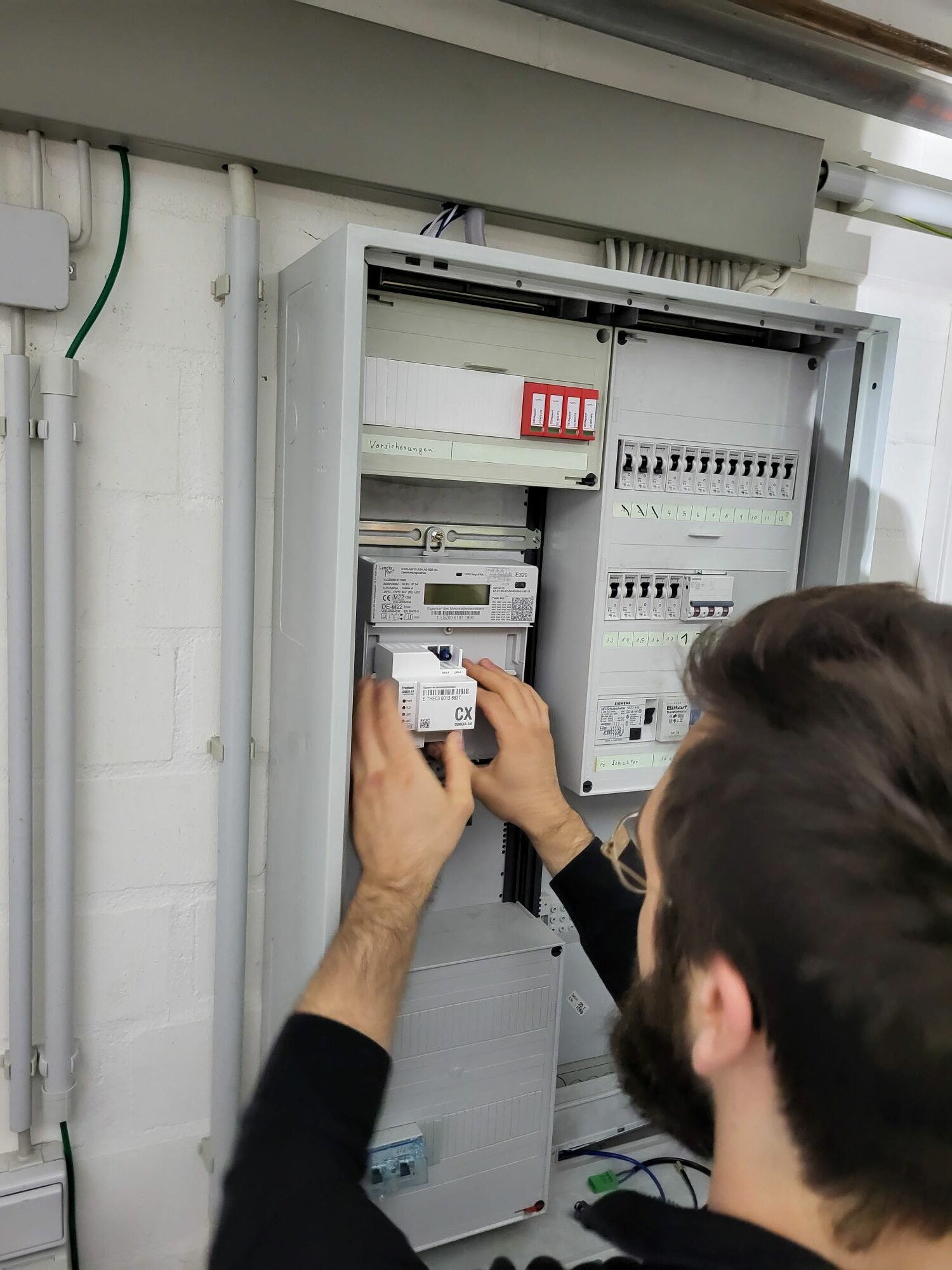 Ein Bestandteil für die §14a-konforme End-to-End-Umsetzung ist der korrekte Einbau der Hardwarekomponenten. (Bild: Theben Smart Energy GmbH)