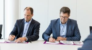 CTO Hendrik Neumann und CFO Peter Rüth bei der Vertragsunterzeichnung. Foto: Amprion GmbH 