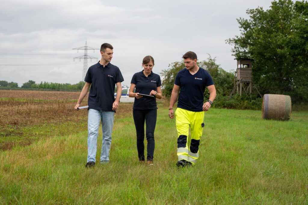 (v.l.) Benjamin Hocanin (Werkstudent NETZinspect), Dr. Sophie Crommelinck (Product Owner bei Netze BW) und Andreas Kummelt (Monteur Netze BW) bei der Analyse von LiDAR-Daten. (Bild: Netze BW)