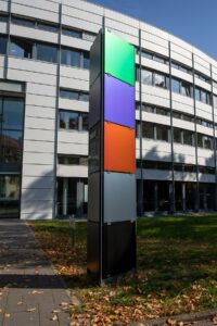 Pilotinstallation von MorphoColor® Farbschichten an der BIPV-Demonstrations-Stele vor dem Hauptgebäude des Fraunhofer ISE in Freiburg. (Bild: Fraunhofer-Institut für Solare Energiesysteme ISE)