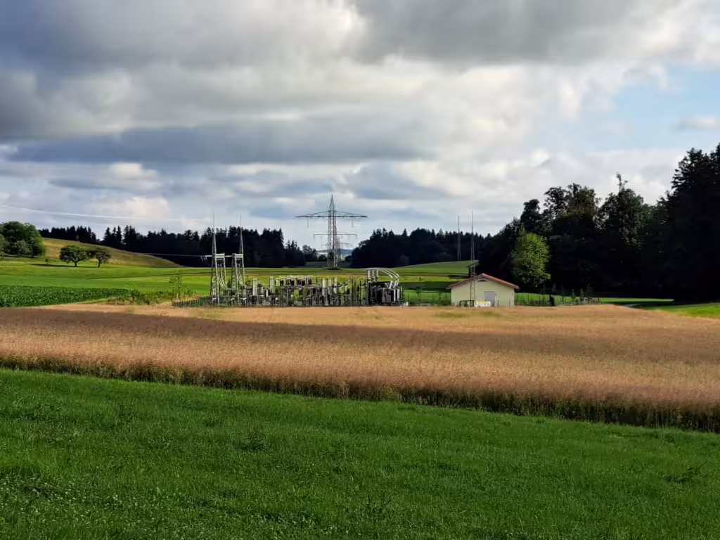 Das neue Umspannwerk bei Obing ersetzt die alte Anlage aus den 1970er-Jahren. (Bild: Bayernwerk Netz GmbH)