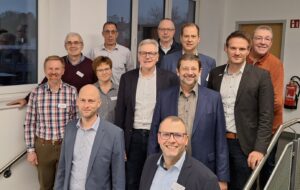 SUN, von links nach rechts: 1. Reihe SUN GF Markus Jungermann, GF VHM & GF Witzenhausen Jens Steinhoff, 2. Reihe: Vorstand KBG Homberg Stefan Fennel, GF Wolfhagen Christina Holzhauer, Vorstand Kassel Dr. Olaf Hornfeck, Vorstandsvorsitzender Kassel Carsten Harkner, 3. Reihe: Prokurist KBG Homberg Joachim Völker, GF Wolfhagen Alexander Rohrssen, Betriebsleiter Bad Sooden-Allendorf Wolfgang Grunewald, GF VHM Marc Pfütz, GF Witzenhausen Thomas Hofmann, GF SUN & GF Eschwege Markus Lecke. (Bild: Kasseler Verkehrs- und Versorgungs-GmbH)