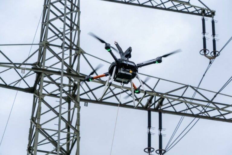 Spannungsmessung an einer Stromleitung mittels TenneT-Drohne. (Bild: TenneT TSO GmbH)