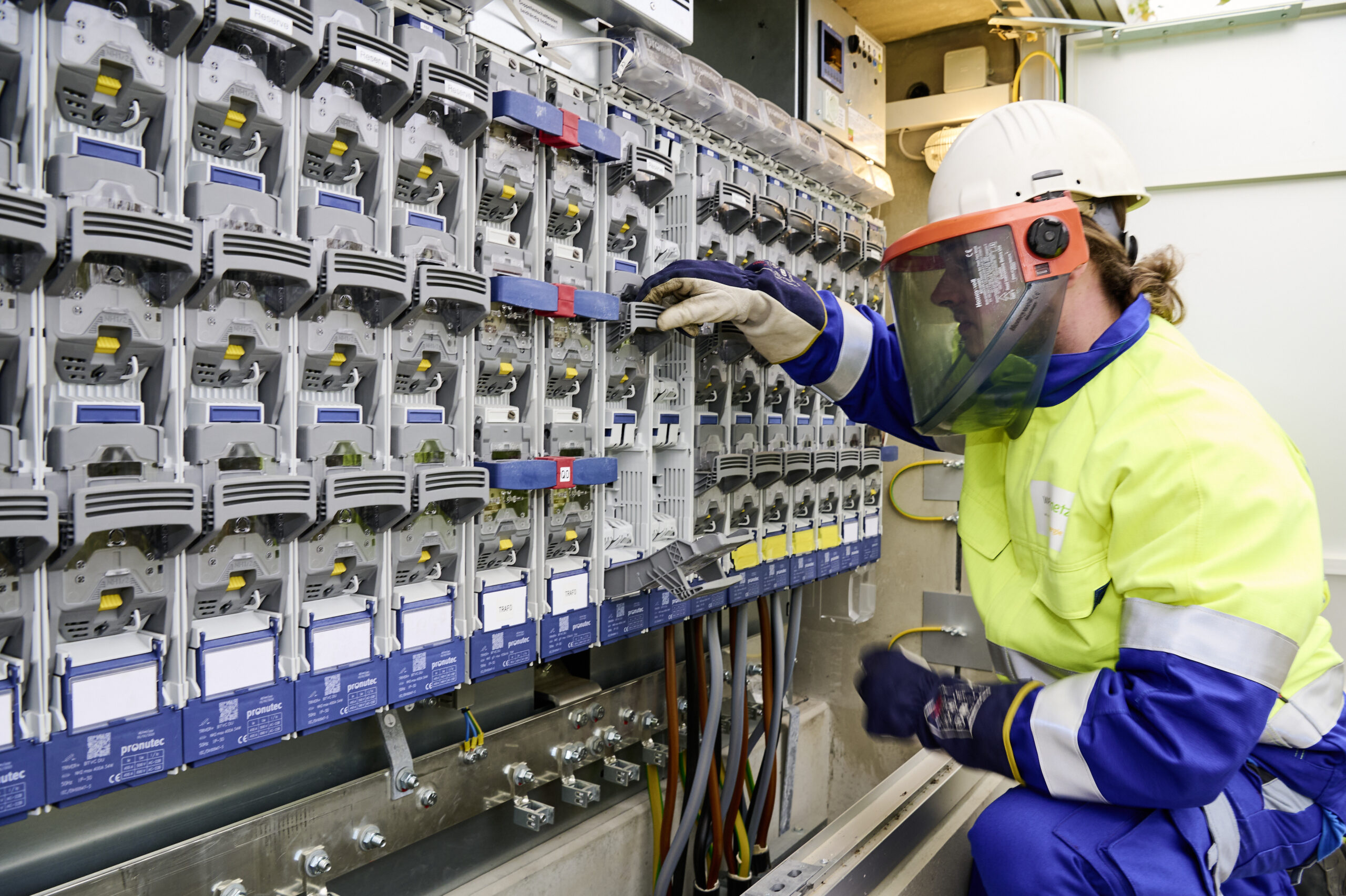 Blick in eine digitale Ortsnetzstation digiONS von E.ON (Bild: E.ON SE)