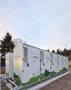Die Batteriespeicher am Windpark Häusern (Bild: EnBW) 