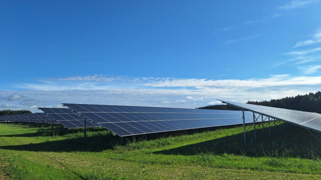 Die EnBW hat am Solarpark Haslach in Rot an der Rot klimaneutral produzierte Solarmodule und Wechselrichter verbaut. (Bild: EnBW)