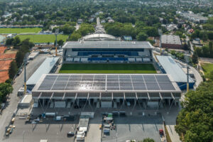 Erneuerbare Energie entsteht auf den Dächern des Merck-Stadions am Böllenfalltor. Bild: ENTEGA AG