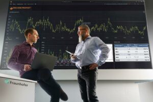 Die Energieexperten Tom Bender und Ralf Marquardt (v.l.n.r.) vom Fraunhofer IOSB-AST haben gemeinsam für die TenneT die Netzverlustprognose deutlich verbessert. Bild: indigo / Manfred Zentsch