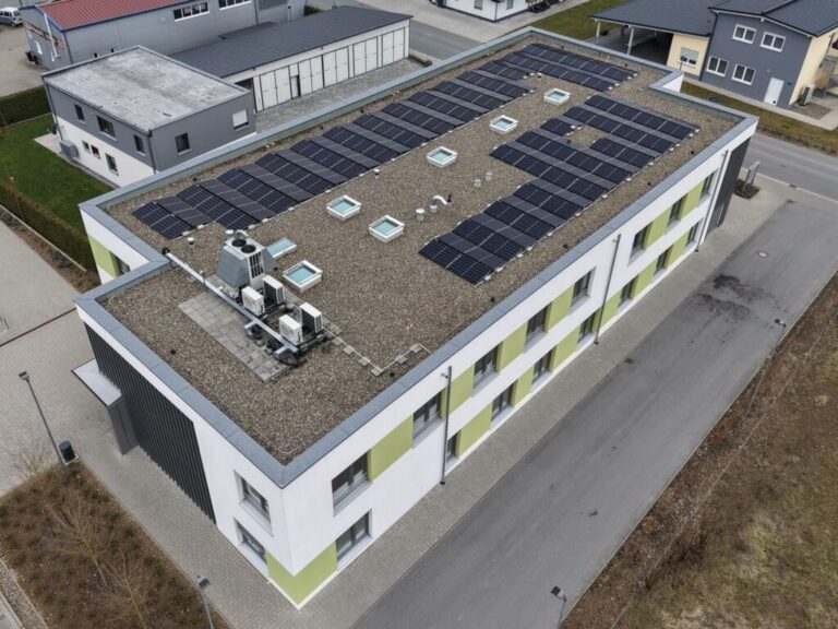 Eines der beiden Projekte zur gemeinschaftlichen Gebäudeversorgung (gGV) wurde im Ärztehaus Scheßlitz durchgeführt. (Bild: neugemacht GmbH)