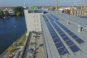 Photovoltaik-Anlagen auf einem Dach am Campus Wilhelminenhof der HTW Berlin. Bild: HTW Berlin/Forschungsgruppe Solarspeichersysteme