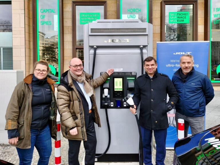 Am Leipziger Platz in Berlin-Mitte wurde am 4. Dezember die erste Schnellladeeinrichtung (HPC) mit integriertem Pufferspeicher der Jolt Energy GmbH eingeweiht: (v.l.n.r) Julia Schmidt (Ladeinfrastrukturbüro SenMVKU), Arne Herz (Staatssekretär für Mobilität und Verkehr), Jörg Lohr (CEO Jolt Energy GmbH) und Michael Hager (Key Account Manager DACH Jolt Energy GmbH). (Bild: Senatsverwaltung für Mobilität, Verkehr, Klimaschutz und Umwelt)