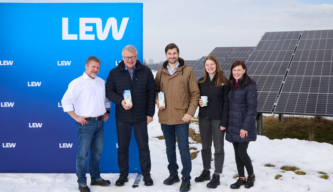 (v. l.): Alexander Seebach (LEW – Leiter Vertrieb Individual), Martin Boschet (Hohenloher Molkerei, geschäftsführender Vorstand) und Philipp Deigner (Hohenloher Molkerei – stellvertretender Betriebsleiter und Leiter Energiemanagement) vor der PV-Anlage in Bobingen. (Bild: LEW)