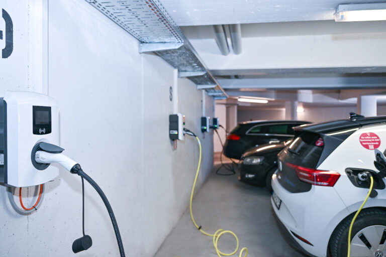 Die Bewohner:innen einer Eigentumswohnanlage in der Donauwörther Aventinstraße können ihr E-Auto nun bequem in der Tiefgarage aufladen. Bild: LEW / Thorsten Franzisi