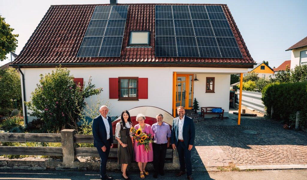 Die PV-Anlage von Theresia und Jürgen Nottensteiner (Mitte) aus Vöhringen ist die 100.000ste EEG-Anlage am LEW Verteilnetz. Dazu gratulierten LVN-Geschäftsführer Josef Wagner (l.), Simone Schalk, Leiterin Netzwirtschaft bei LVN (2.v.l.), sowie LVN-Geschäftsführer Norbert Wiedemann (r.). Foto: LEW / Paul Meckes
