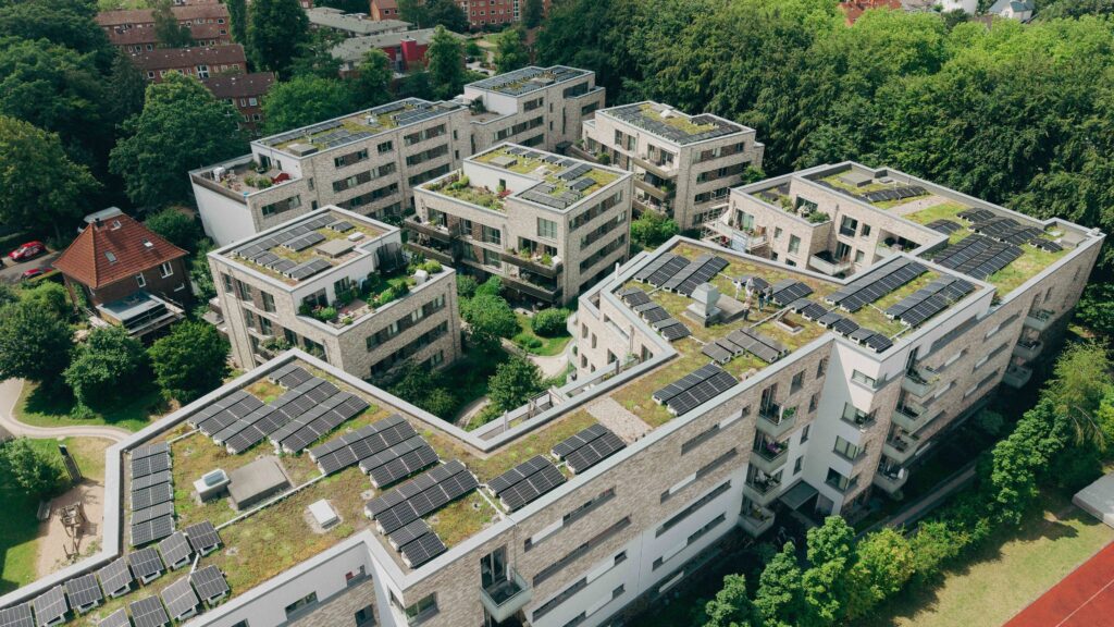 Luftbild der Mieterstrom-PV-Anlage in Hamburg-Lokstedt. (Bild: Green Planet Energy)