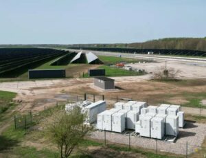 Das Speichersystem hat eine Kapazität von sieben Megawattstunden (MWh) und kann innerhalb einer Stunde vollständig be- oder entladen werden. Für die Vermarktung der aus dem Speichersystem stammenden Strommengen greift die RheinEnergie auch auf die KI zurück. (Bild: RheinEnergie AG)