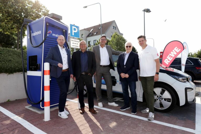 Mainova und REWE eröffnen erste gemeinsame Schnellladesäule im Rhein-Main-Gebiet