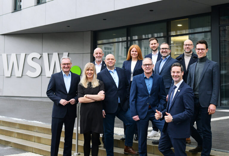 v.l.n.r.: Markus Hilkenbach (WSW), Christine Koste (WSW), Markus Schlomski (WSW), Karsten Gensing-Wien (WSW), Birthe Jungbluth (rku.it), Dirk Stieler (rku.it), Tim Krawczyk (rku.it) Michael Stuck (Wuppertaler Stadtwerke), Timo Dell (rku.it), Patrick Degner (rku.it) und Stefan Jünke (Projektleitung, Wuppertaler Stadtwerke) (Bild: Bettina Osswald / WSW)