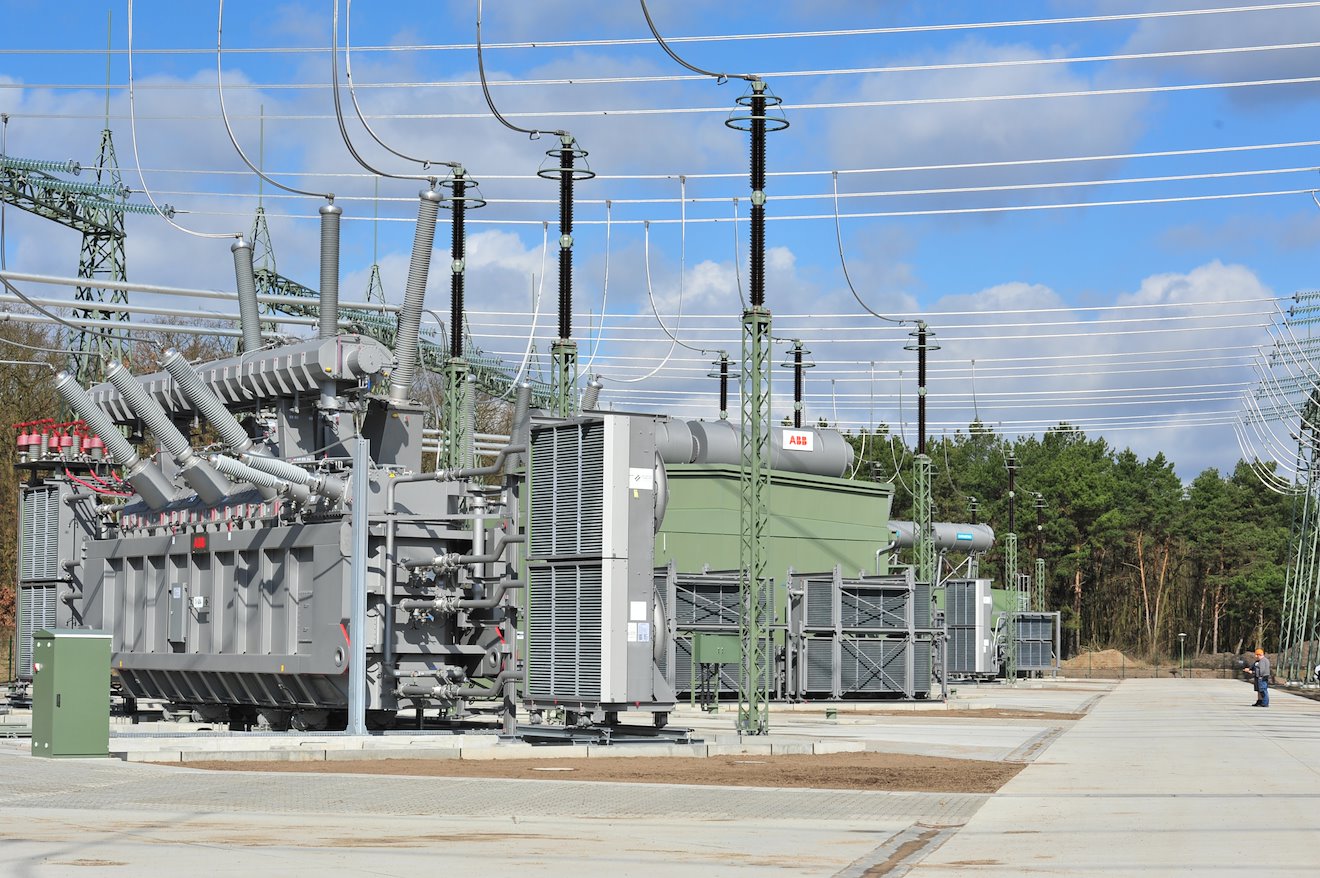 Die Phasenschiebertransformatoren im 50Hertz-Umspannwerk Vierraden in Brandenburg. (Bild: Siegfried Wagner / 50Hertz Transmission GmbH)