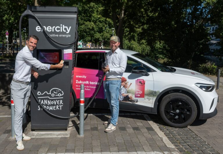 Einfaches Laden & transparente Preise: das neue Angebot funktioniert wie kontaktloses Bezahlen im Supermarkt (Bild: enercity/Schaarschmidt)
