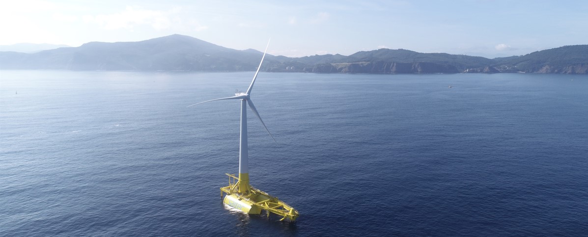 Mit der baskischen Küste in Sichtweite treibt die schwimmende Windkraftanlage für die nächsten zwei Jahre vor der dem spanischen Festland. Bild: Saitec Offshore Technologies