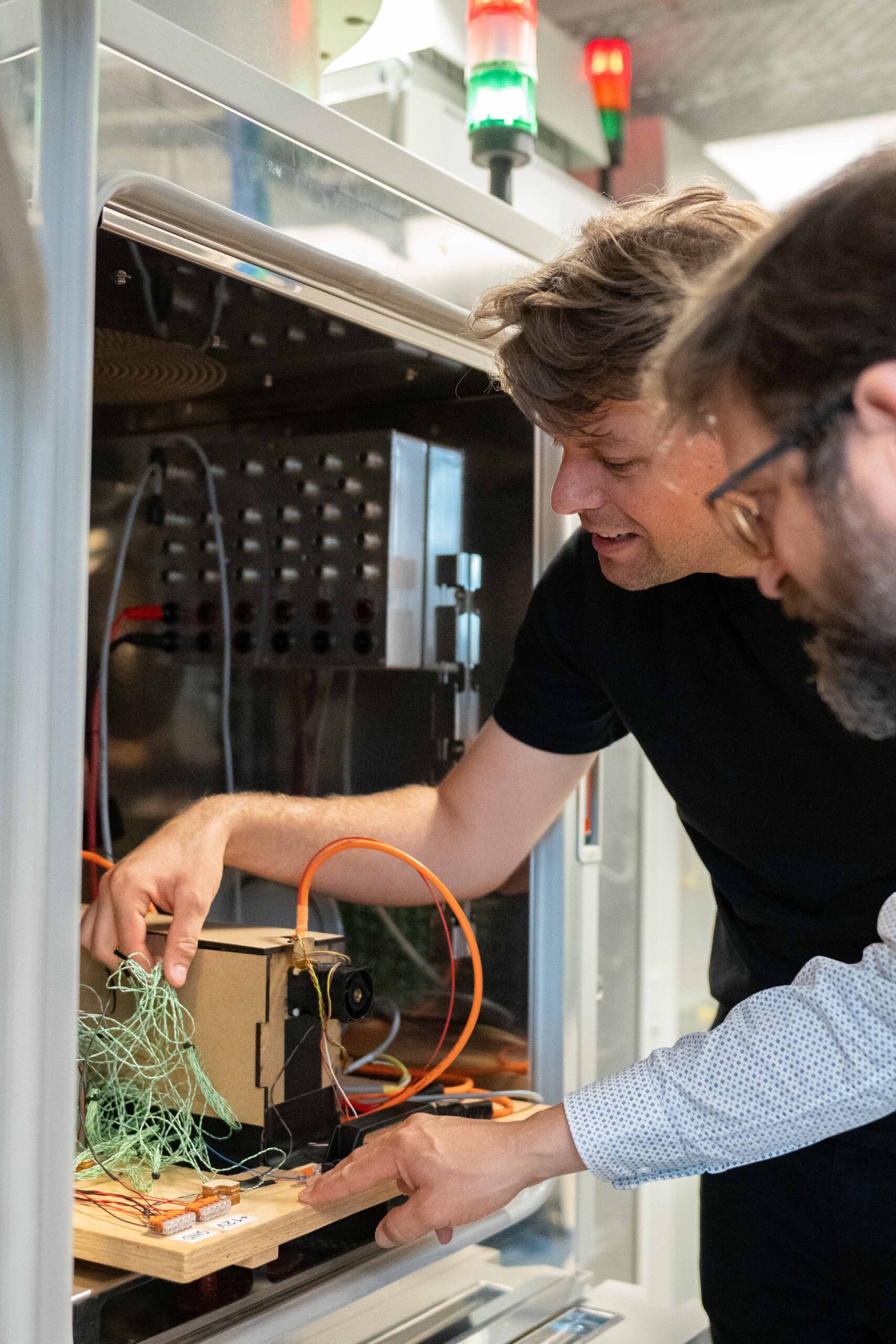 (v.l.n.r) Promovend Alexander Reiter und Professor Oliver Bohlen von der Hochschule für angewandte Wissenschaften München forschen zur Resilienz von Batteriegroßspeichern. (Bild: Hochschule für angewandte Wissenschaften München)