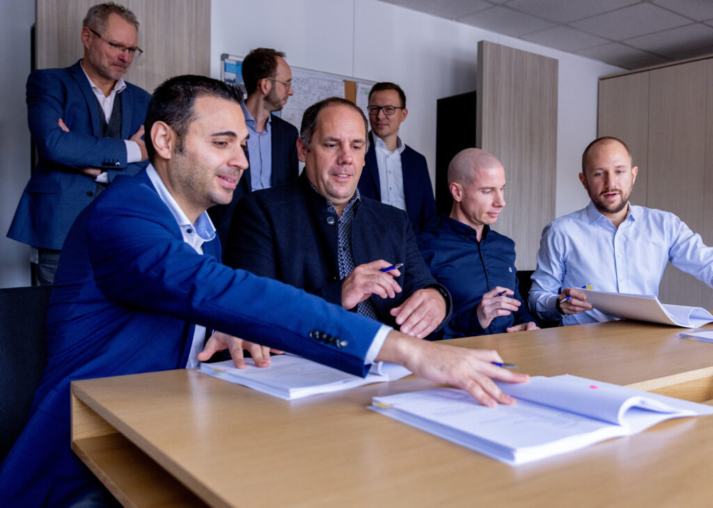Emil Issagholian, Dr. Martin Halama, Dr. Thiemo Dunkel und Louis Luxen (v. l.) unterzeichnen die Verträge für die Freiflächen-PV-Anlage. (Bild: RheinEnergie/Thilo Schmülgen)