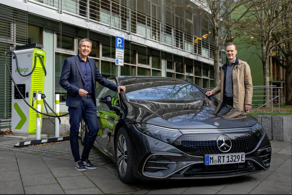 Christian Schüler (l.) von der Athlon Germany GmbH und Jörg Reimann von der Digital Charging Solutions GmbH kooperieren im Bereich der Ladeinfrastruktur für E-Fahrzeuge. Foto: Athlon