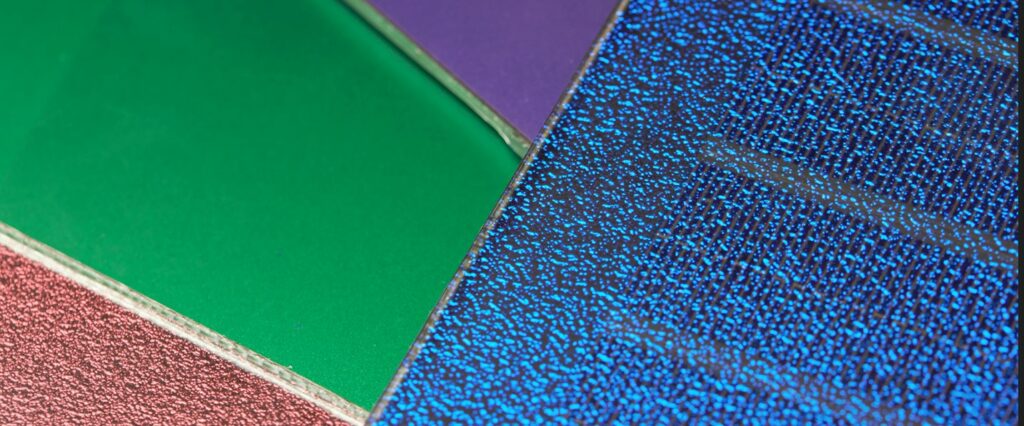 Die neuartigen Photovoltaikmodule lassen sich in verschiedenen Farben herstellen. (Bild: Fraunhofer-Gesellschaft zur Förderung der angewandten Forschung e.V. /Foto: Piotr Banczerowski)