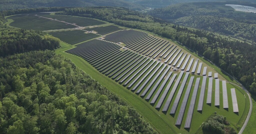 Der aktuell größte in Betrieb befindliche Solarpark-Komplex in Baden-Württemberg befindet sich in Külsheim (Main-Tauber-Kreis). Bild: Sebastian Cintio / CFK-Thermodrohne