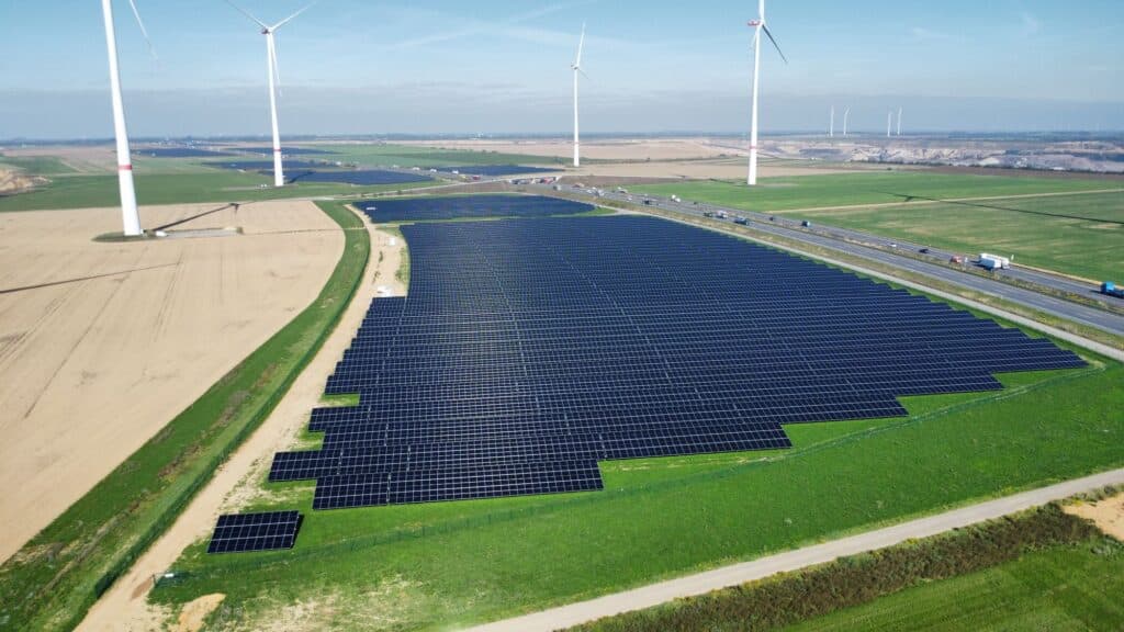 Der Solarpark nahe des Tagebaus Garzweiler an der A44 zwischen Jüchen und Bedburg. (Bild: Teos Energy GmbH)