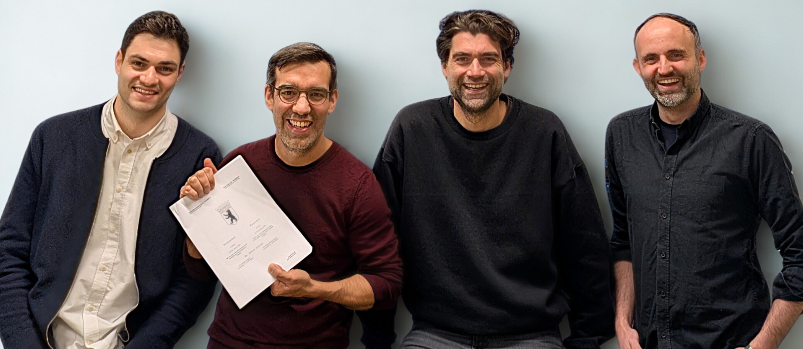 Die Solarize -Geschäftsführer Lukas Böhm, Frederik Pfisterer und Andi Weiß verfolgen gemeinsam mit Moritz Jungmann (2. v. r.) von FEV das Ziel, Solarize als Nebenbuch für die Geschäftsmodelle der dezentralen Energiewelt zu etablieren. (Bild: Solarize Energy Solutions GmbH)