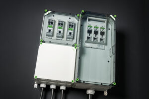 Die vorverdrahteten WechselrichterSammler sind mittels Stecksystem schnell installiert. (Bild: Günther Spelsberg GmbH & Co. KG/Alina Köster Fotografie)