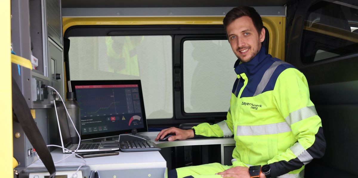 Seit 2019 ist Stefan Weigert Spezialist für Kabeldiagnostik und mit dem Kabelmesswagen im ostbayerischen Stromnetz im Einsatz. (Bild: Petula Hermansky/Bayernwerk Netz GmbH)