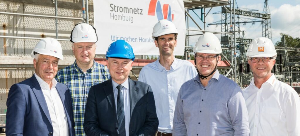 v.l.n.r.: Dr. Andreas Cerbe, Sprecher der Geschäftsführer Stromnetz Hamburg GmbH, Clemens Büssing, technischer Geschäftsführer Arge Nord, Staatsrat Michael Pollmann, Behörde für Umwelt, Klima, Energie und Agrarwirtschaft,  Markus Wienströer – Gesamtprojektleiter Stromnetz Hamburg, Robert Schaetzke - Leiter Geschäftseinheit Schaltanlagen Deutschland der SPIE, Jürgen Kalfier - kaufmännischer Geschäftsführer Arge Nord. Foto: Stromnetz Hamburg/Dirk Uhlenbrock
