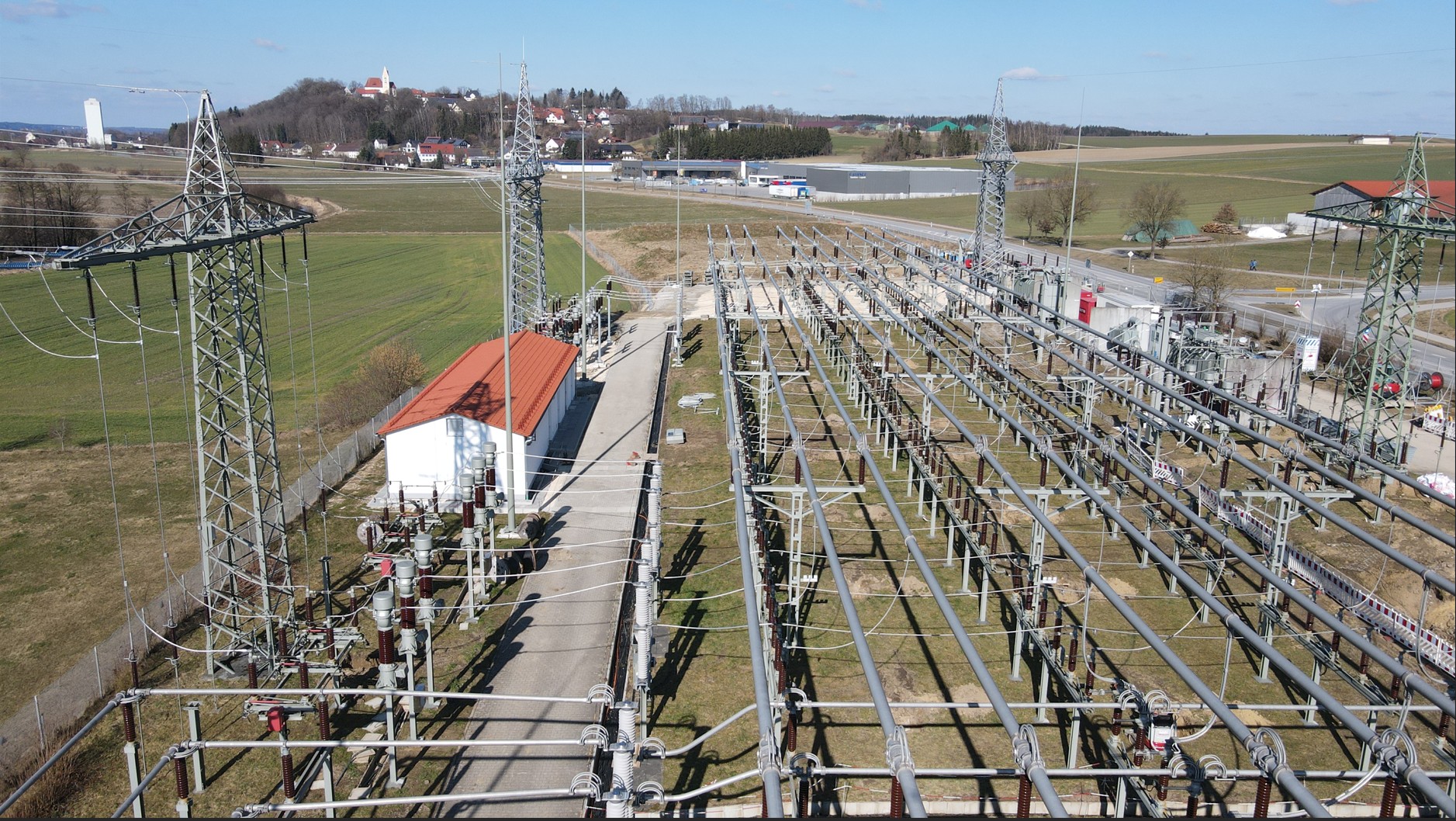 Ein Umspannwerk der LVN in Bayerisch-Schwaben. DIe LVN setzt die Norm ISO 55001:2024 um, indem Entscheidungen zur Erneuerung, Erweiterung oder Modernisierung von Umspannwerken getroffen werden. (Bild: LEW, Andreas Liebau)