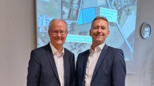 Jürgen Noch, Geschäftsführer Westfalen Weser, und Hubertus Grimm, Bürgermeister der Stadt Beverungen, erläutern anlässlich der Grundstücksvergabe die Pläne für den neuen Batteriespeicher im Ortsteil Würgassen. Bild: Westfalen Weser