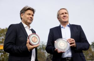 Robert Habeck (Bundeswirtschaftsminister) und Hans-Jürgen Brick (CEO Amprion) begrüßten den Baubeginn. Bild: Amprion GmbH