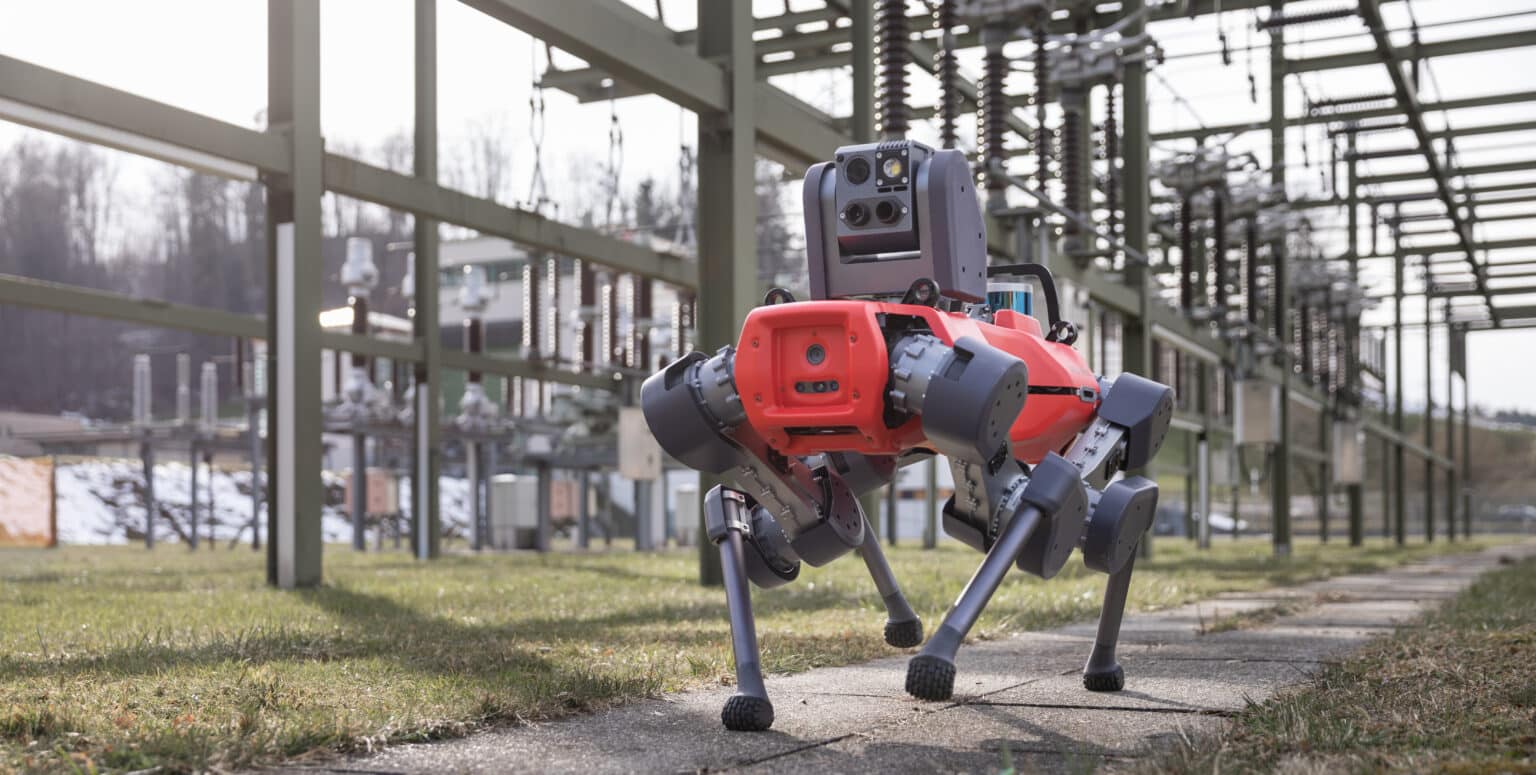 Ein ANYmal-Roboter auf seinem Inspektionsrundgang in einem Umspannwerk. (Bild: ANYbotics AG)