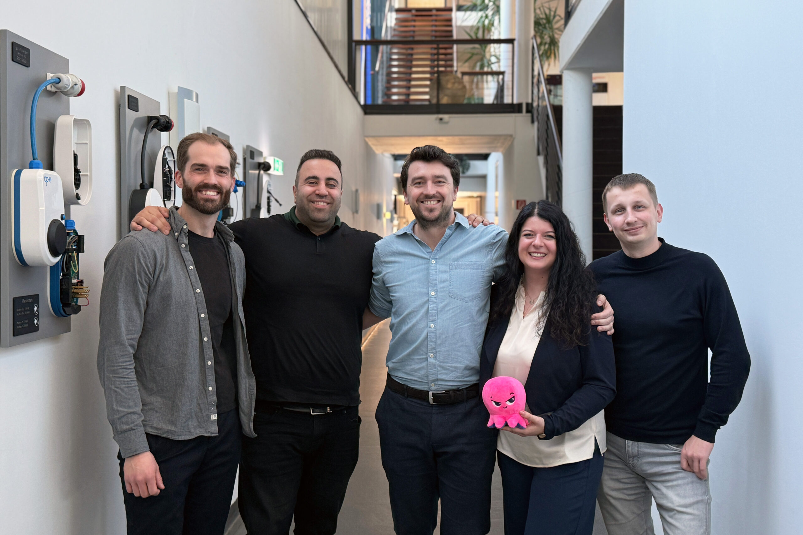 Von links nach rechts: Andreas Wallén, Erik Yesayan (beide go-e), Nick Verhoeven (Kraken), Susanne Palli (go-e), Stanislav Remezov (Kraken). (Bild: go-e/Hölzl)