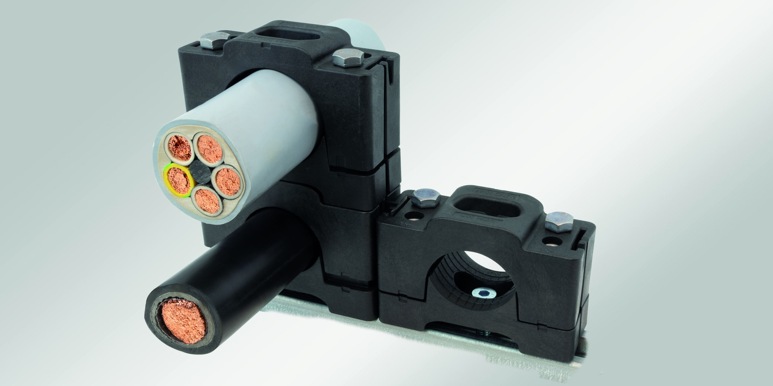 Die modulare Kabelschelle MSMC von icotek ermöglicht eine sichere Kabelbefestigung bei variablen Leitungsdurchmessern bis zu 55 mm. Dabei können mehrere Kabelschellen mittels Verbindern aneinandergereiht oder gestapelt werden. (Bild: icotek GmbH & Co. KG)
