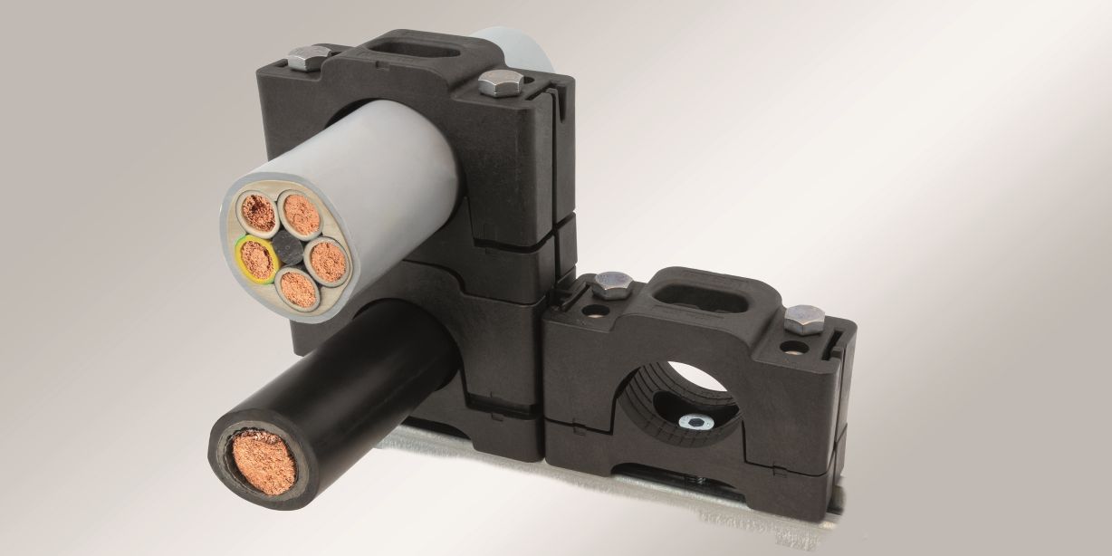 Die modulare Kabelschelle MSMC von icotek ermöglicht eine sichere Kabelbefestigung bei variablen Leitungsdurchmessern bis zu 55 mm. Dabei können mehrere Kabelschellen mittels Verbindern aneinandergereiht oder gestapelt werden. (Bild: icotek GmbH & Co. KG)