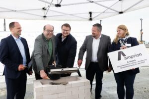 Dr. Hendrik Neumann (CTO Amprion), Christian Meyer (nds. Umwelt- und Energieminister), Tim Kruithoff (Oberbürgermeister der Stadt Emden), Klaus Wewering (Leiter Netzprojekte Amprion GmbH), Tanja Groß (Projektsprecherin A-Nord). Bild: Amprion GmbH